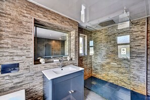 Shower, hair dryer, towels - Seamill Beach House (Seamill)