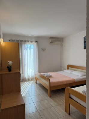 Tabla de planchar con plancha, wifi, ropa de cama