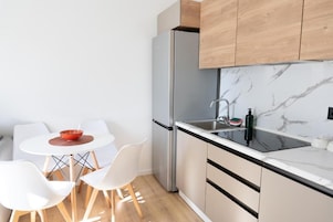 Refrigerador, placa de cocina, utensilios de cocina