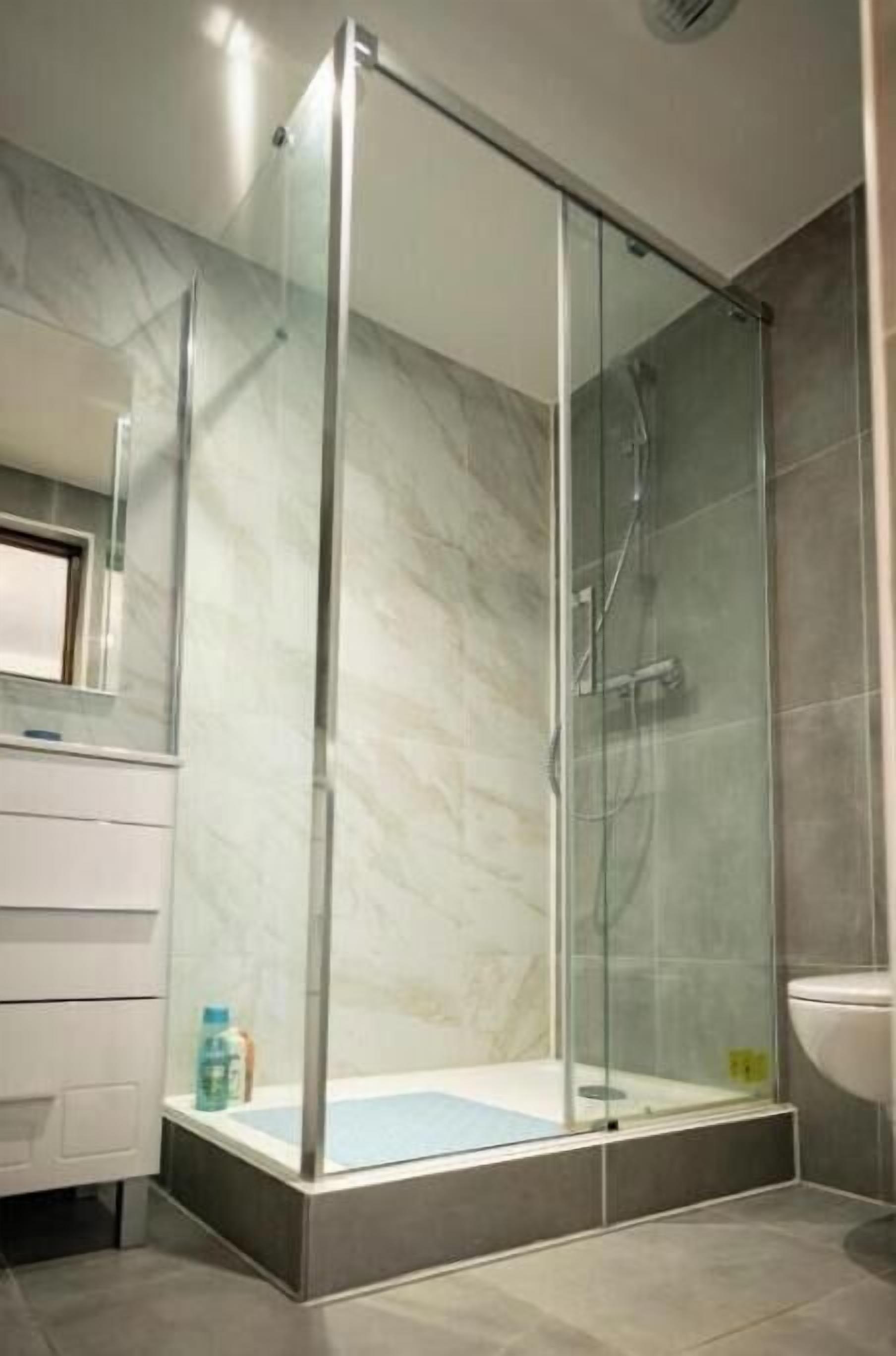 Dusche, Haartrockner, Handtücher, Toilettenpapier
