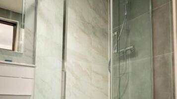 Dusche, Haartrockner, Handtücher, Toilettenpapier