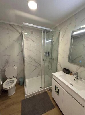 Een douche, een haardroger, handdoeken, shampoo