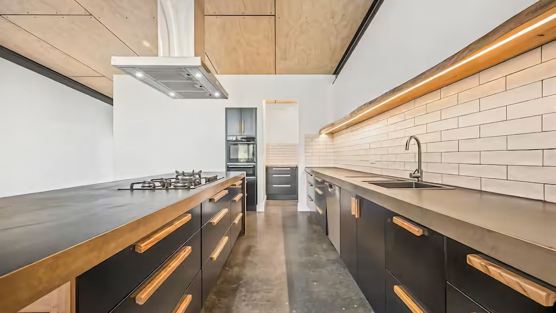 Coffee/tea maker, dishwasher, dining tables