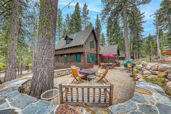 Outdoor dining - Mayfield Cabin by Tahoe Getaways - 4BR West Shore w Sauna & Bocce Ball (Homewood)
