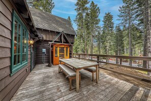 Outdoor dining - Mayfield Cabin by Tahoe Getaways - 4BR West Shore w Sauna & Bocce Ball (Homewood)