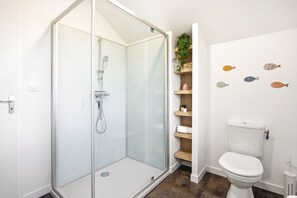 Douche, sèche-cheveux, serviettes fournies, savon