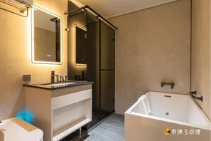 Baignoire et douche séparées, sèche-cheveux, serviettes fournies, savon