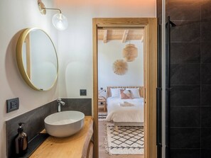 Cuna de viaje, wifi gratis y ropa de cama 
