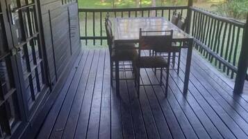 Chalet, patio, vue sur le jardin | Restauration en plein air
