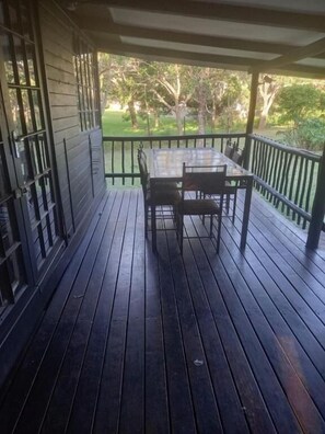Chalet, patio, vista al jardín | Restaurante al aire libre