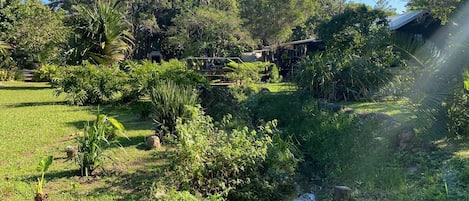 Chalet, patio, vista al jardín | Exterior