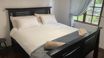 Chalet, patio, vue sur le jardin | Fer et planche à repasser, accès au Wi-Fi (inclus)