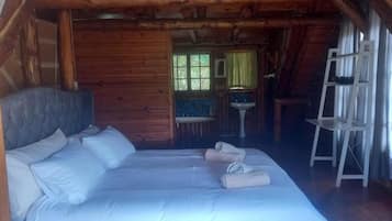 Chalet, uitzicht op tuin | Een strijkplank/strijkijzer, gratis wifi, beddengoed