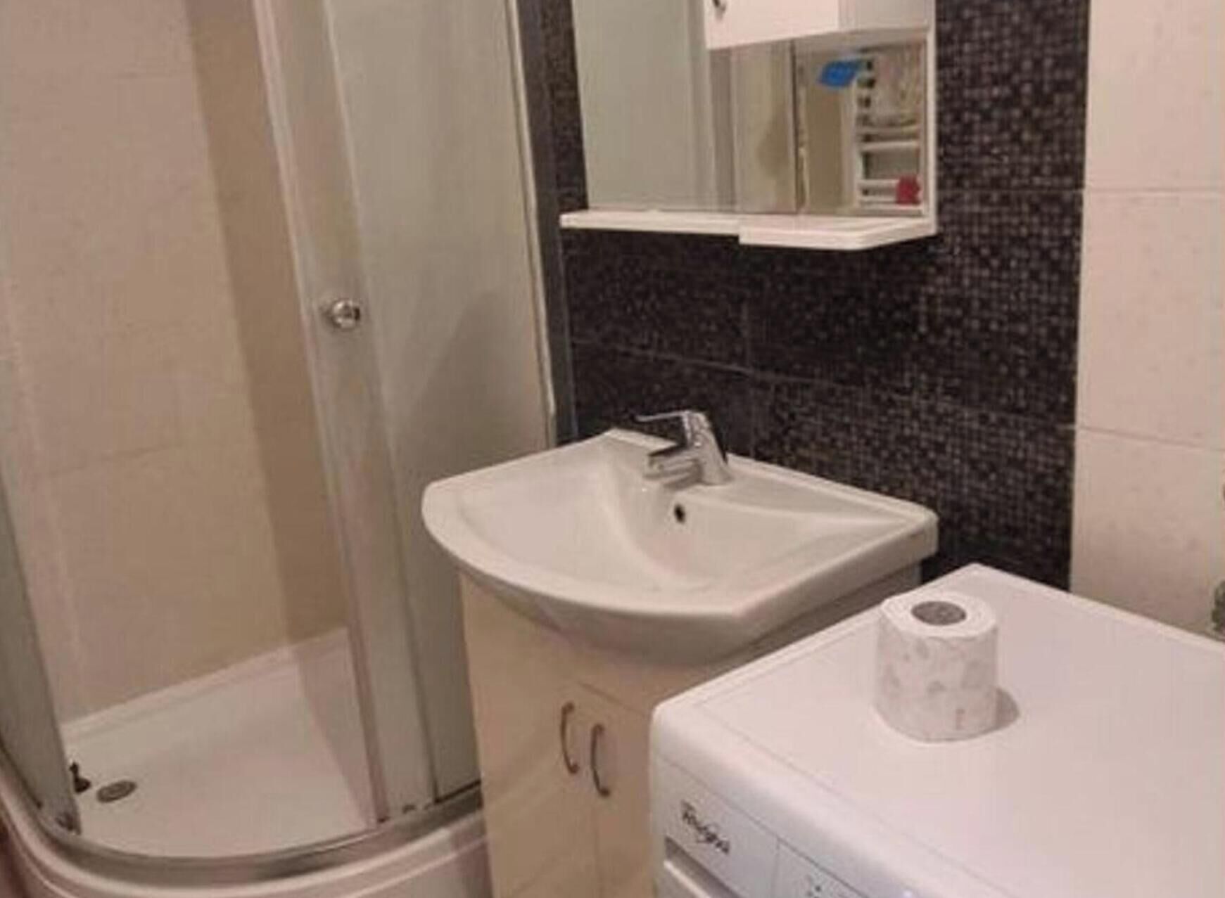 Separate bathtub and shower, deep-soaking bathtub, towels