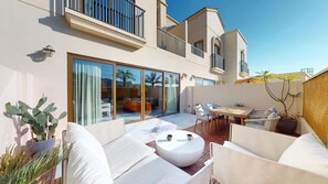 Outdoor dining - Elegant 3 Bed Villa l Golf Course in the Community (Jumeirah Golf Estates)