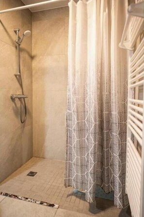 Shower, hair dryer, towels, toilet paper - Cosy studio in Saint-Louis - near Basel (Saint-Louis)