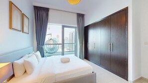 Tabla de planchar con plancha, wifi y ropa de cama 