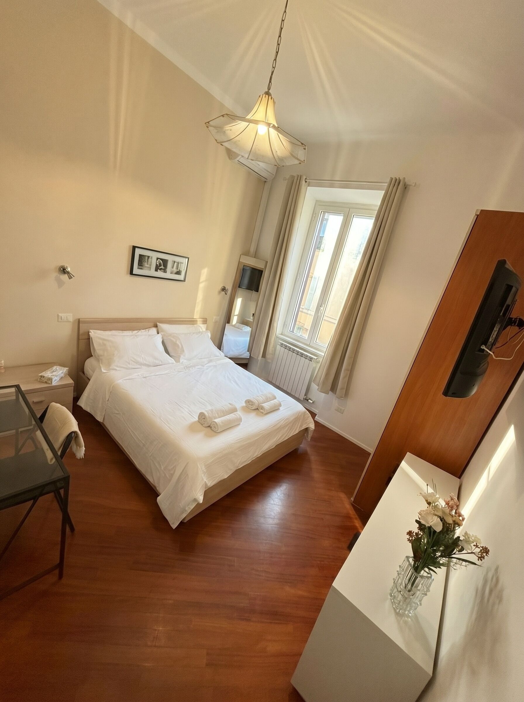 Tabla de planchar con plancha, wifi, ropa de cama