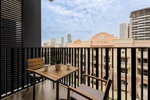 Outdoor dining - Sophisticated Studio l Free Pool and Gym (Dubai)