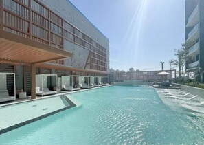 Pool - Sophisticated Studio l Free Pool and Gym (Dubai)