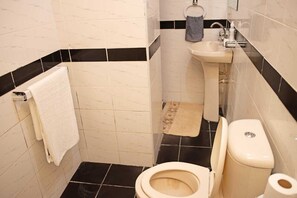 Bathroom - Welcome to our cozy home.
We’re happy to host you and hope you enjoy your stay. (Kilifi)