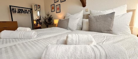 Cortinas blackout, insonorización y tabla de planchar con plancha
