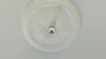 Un soffitto con un motivo decorativo circolare e rilievo.