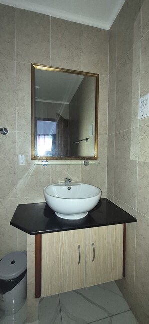 Bathroom - Tranquil 2-bedroom apartment with AC in Anse Royale -Baracuda (Anse Royale)