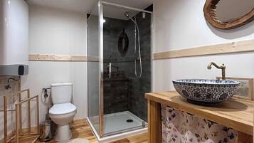 Douche, sèche-cheveux, serviettes fournies, savon