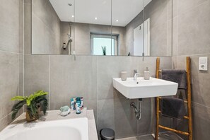 Bathroom - Vrbo Property (Sankt Wendel)