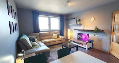 2BR- Modern, top floor apartment - Free parking fast internet. Near hospitals
