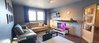 2BR- Modern, top floor apartment - Free parking fast internet. Near hospitals