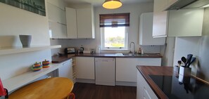 Private kitchen - 2BR- Modern, top floor apartment  -  Free parking fast internet.  Near hospitals (Aberdeen)