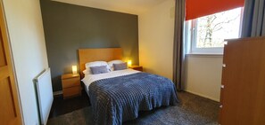 2 bedrooms, iron/ironing board, WiFi, bed sheets - 2BR- Modern, top floor apartment  -  Free parking fast internet.  Near hospitals (Aberdeen)