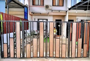 Terrace/patio - Bloomstone - 2BR Town House Bliss - Dumaguete (Sibulan)