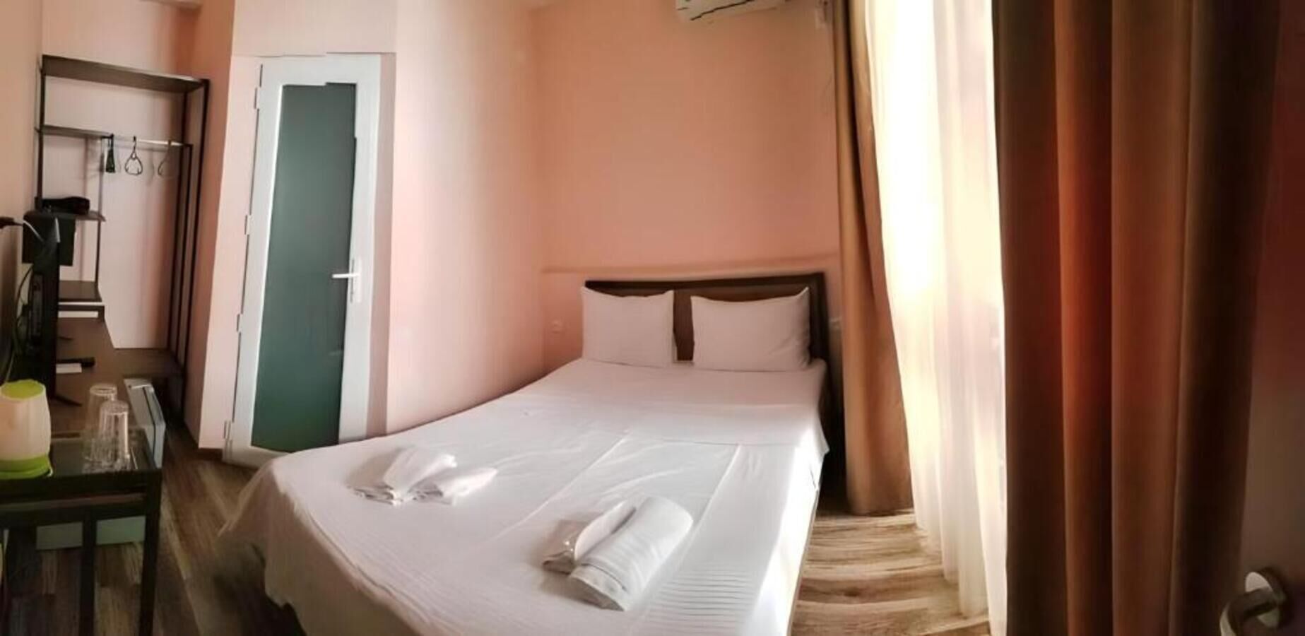 Quarto casal econômico | Cofres nos quartos, escrivaninha, espaço de trabalho para notebook