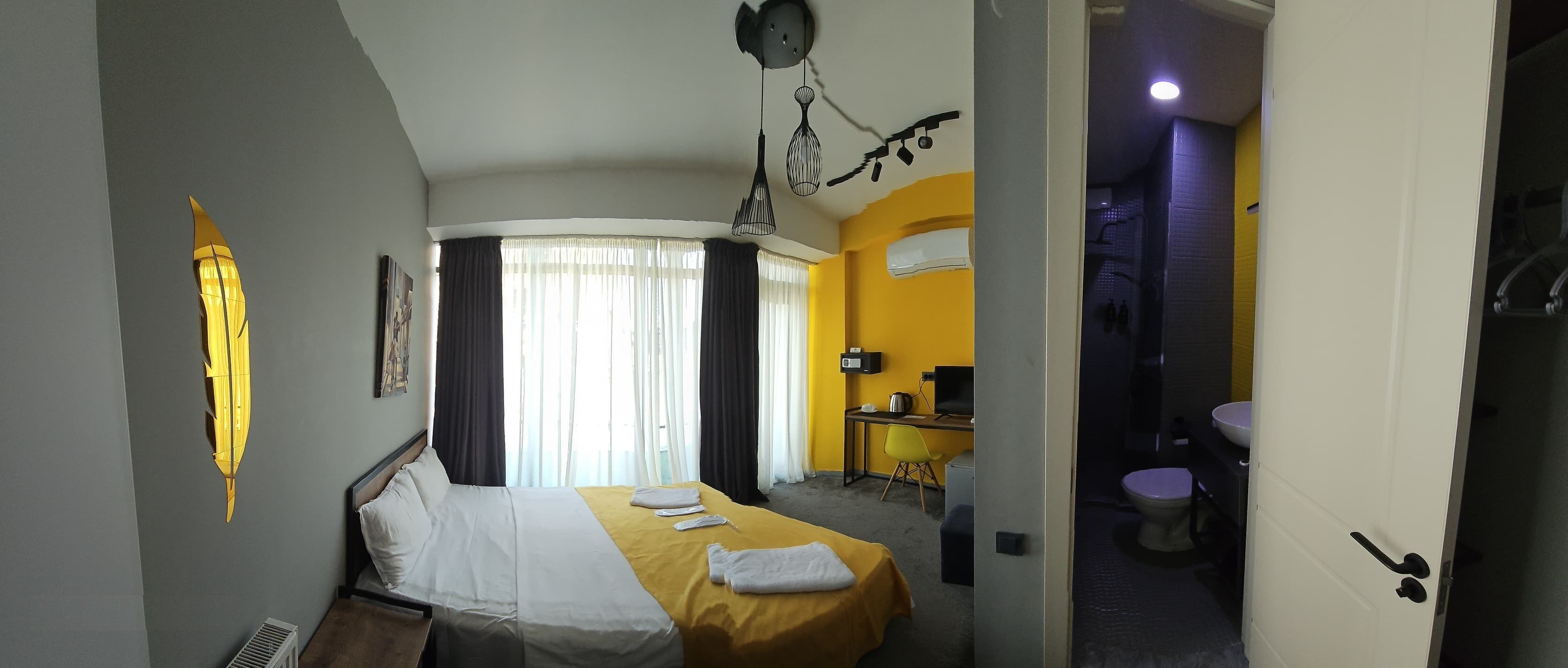 Quarto casal luxo | Cofres nos quartos, escrivaninha, espaço de trabalho para notebook