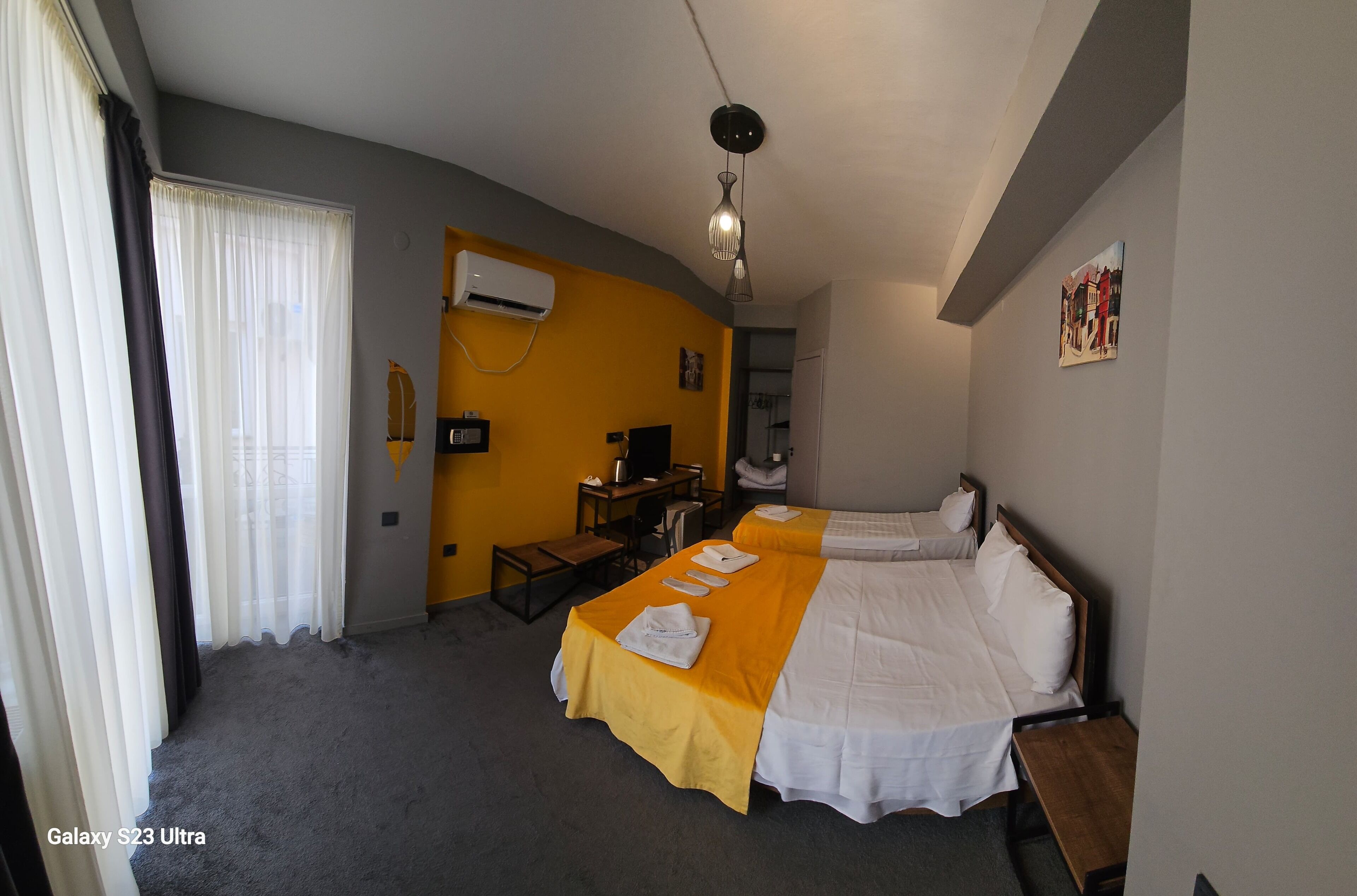 Quarto triplo família | Cofres nos quartos, escrivaninha, espaço de trabalho para notebook