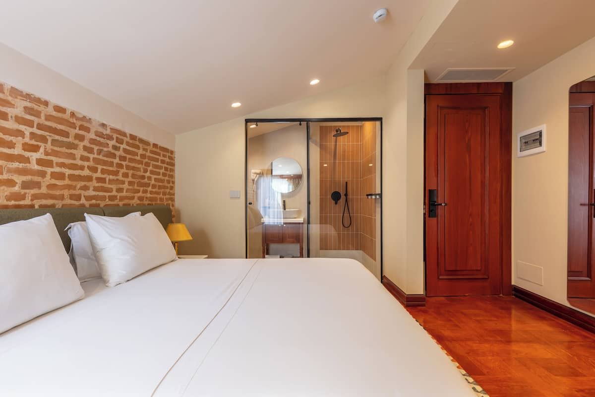 Room 203 | Frette Italian sheets, premium bedding, memory foam beds