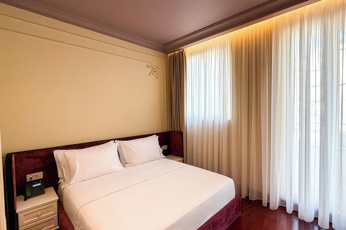 Phòng đôi Deluxe, ban công, quang cảnh thành phố | Bộ trải giường bằng vải Frette của Ý, bộ đồ giường cao cấp