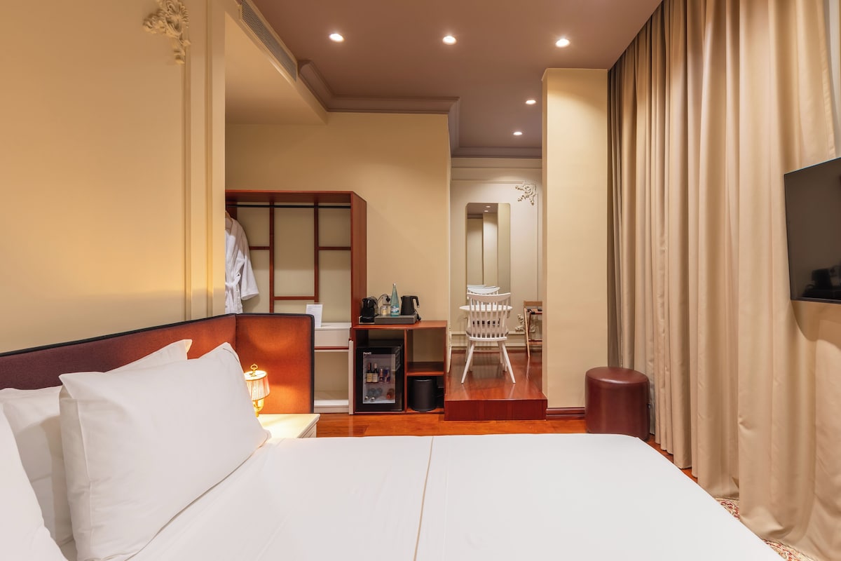 Room 102 | Frette Italian sheets, premium bedding, memory foam beds