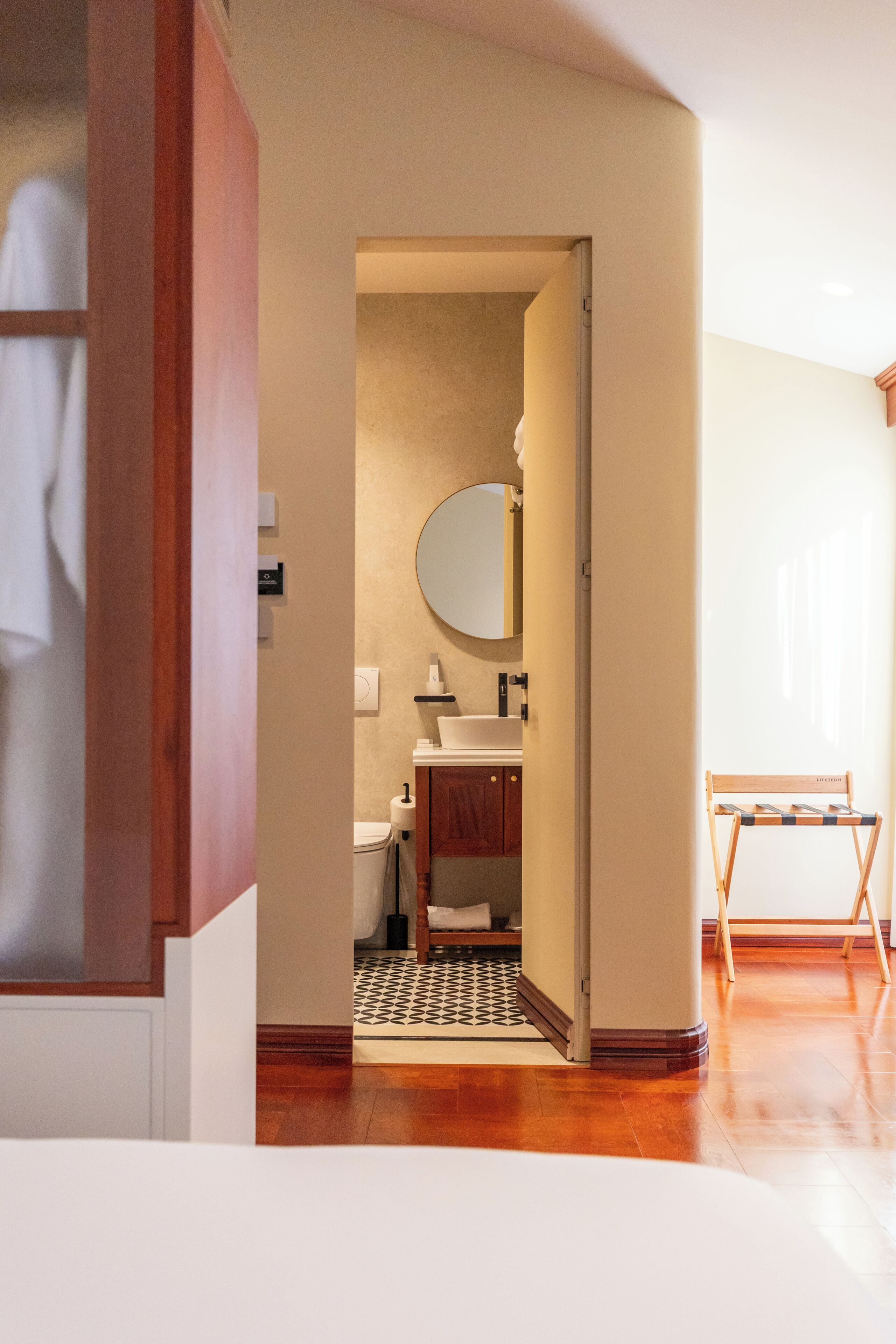 Superior Double Room | Bathroom | Shower, free toiletries, hair dryer, slippers