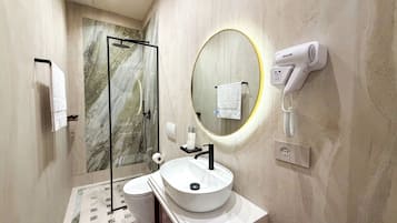 Ducha, artículos de tocador gratuitos, secador de pelo, pantuflas