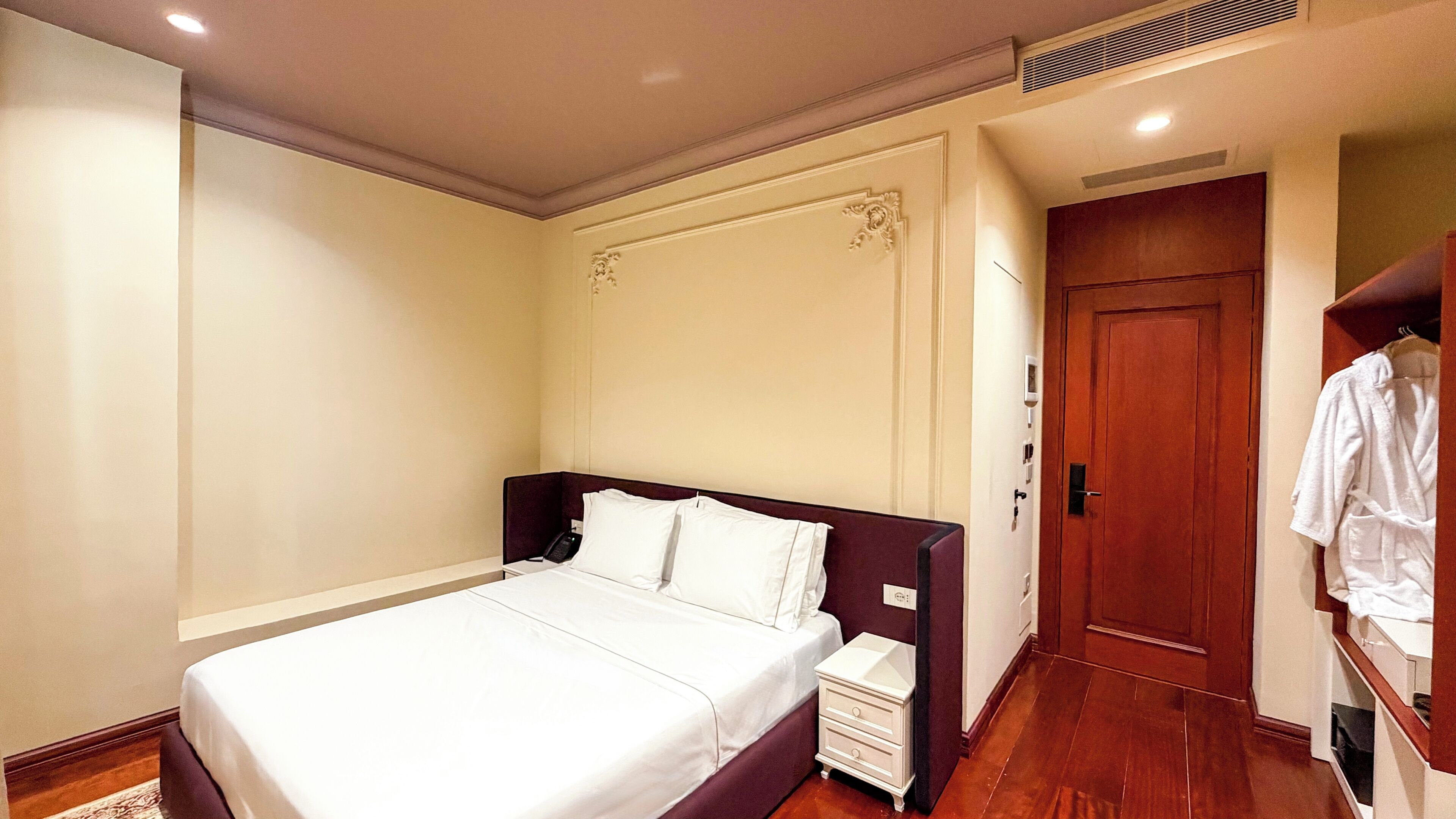 Phòng đôi Superior | Bộ trải giường bằng vải Frette của Ý, bộ đồ giường cao cấp 