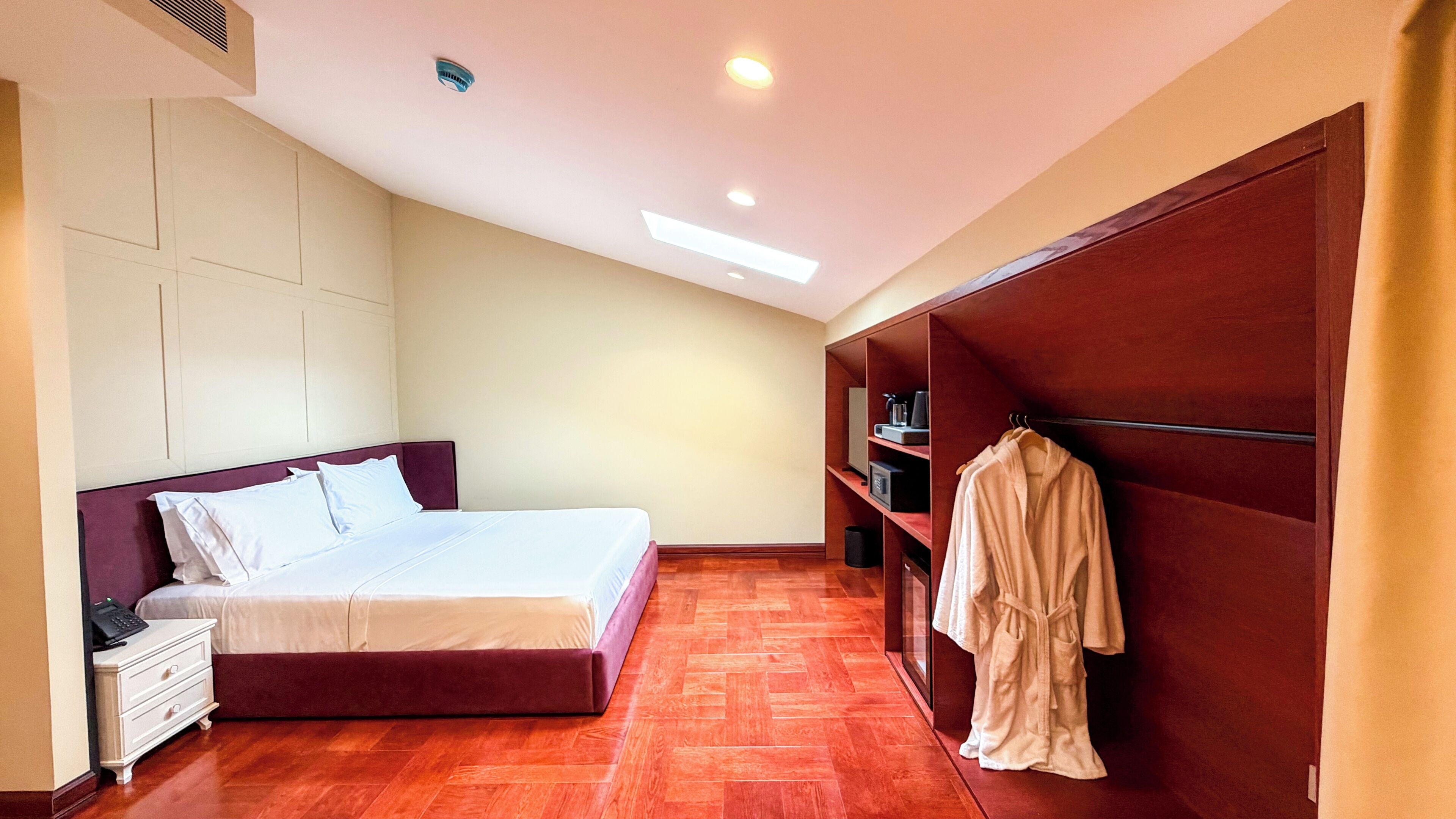Phòng đôi Superior | Bộ trải giường bằng vải Frette của Ý, bộ đồ giường cao cấp 