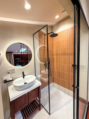 Superior Double Room | Bathroom | Shower, free toiletries, hair dryer, slippers - Vatër Hotel (Shkodër)