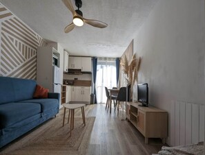 Apartment | Living room - Coastal Apartment in Agde, Parking (Agde)