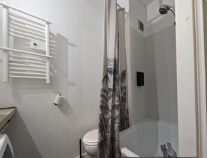 Apartment | Bathroom - Coastal Apartment in Agde, Parking (Agde)