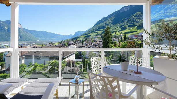 Ein Balkon mit Blick auf Berge und eine Stadt.