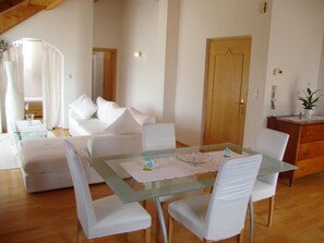 Interior - Apartment 'Sonnenresidence Alpenhof Panorama' with Mountain View, Balcony and Wi-Fi (Termeno sulla Strada del Vino)